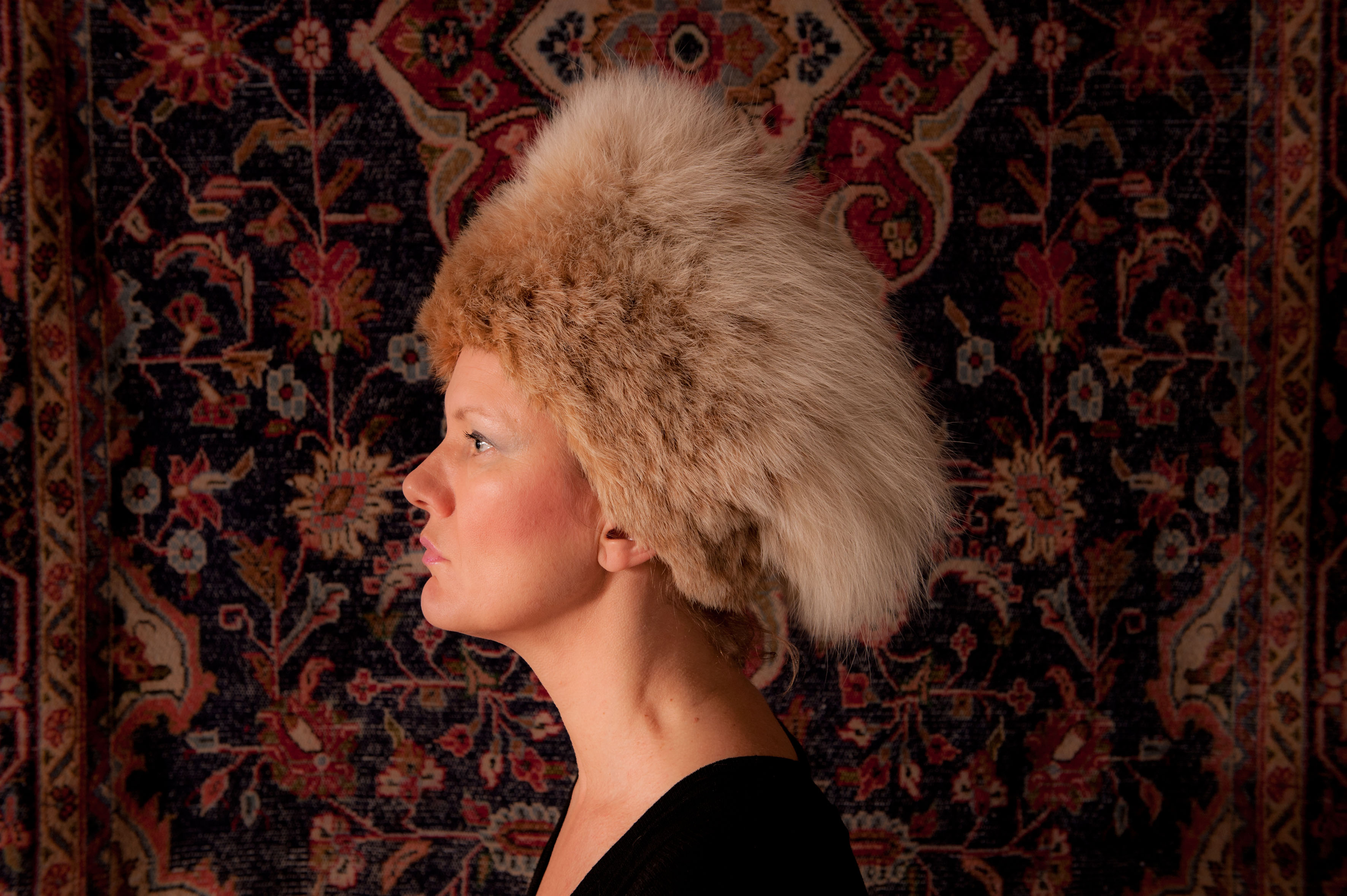 Sideprofile of a woman in a lynx fur hat.